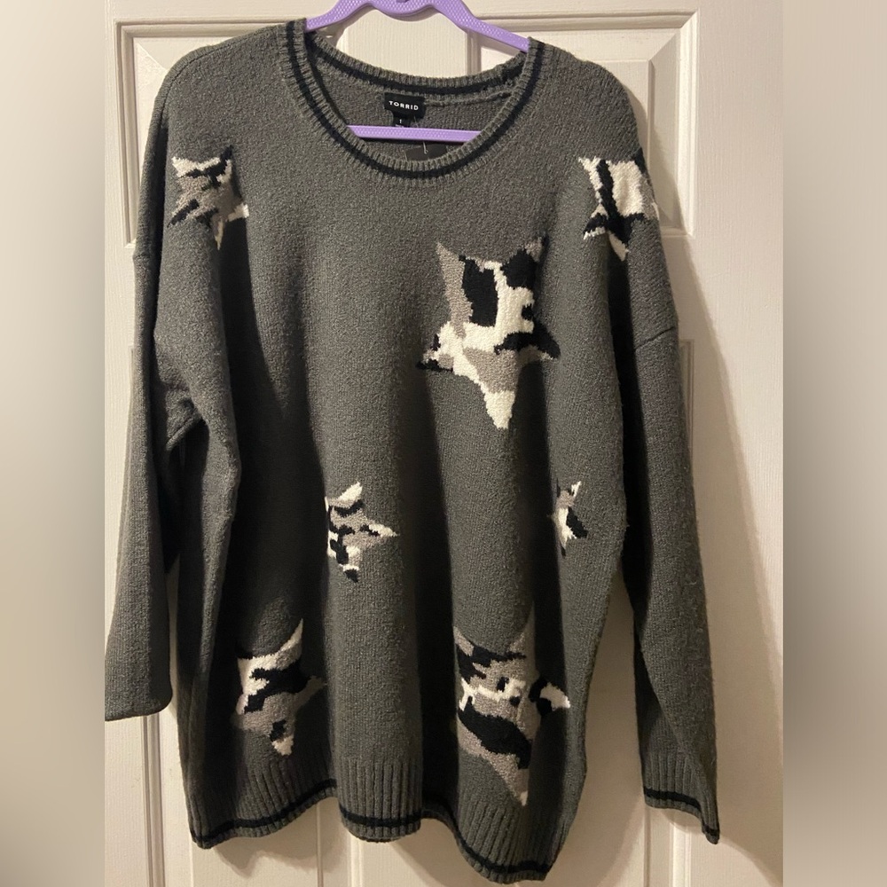 1X TORRID NWT $65 retail shirt sweater 1 Grey camo Stars